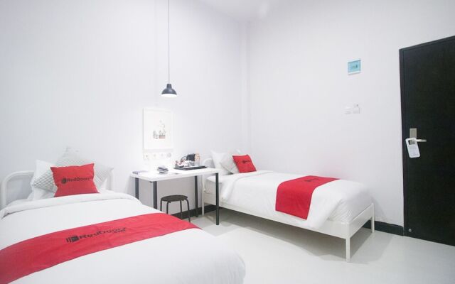 RedDoorz Plus @ Manokwari City Center