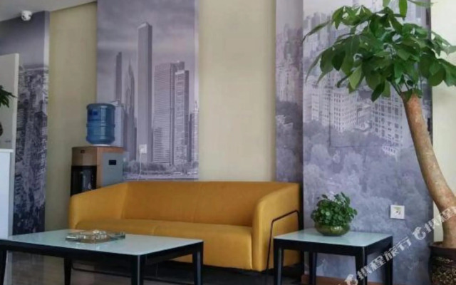 Super 8 Hotel (Guiyang North Railway Station)