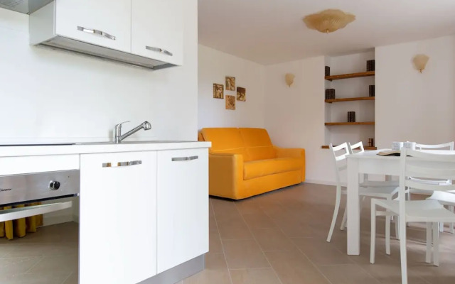 So-l563-tola35c2 - Villa Tola - Giallo