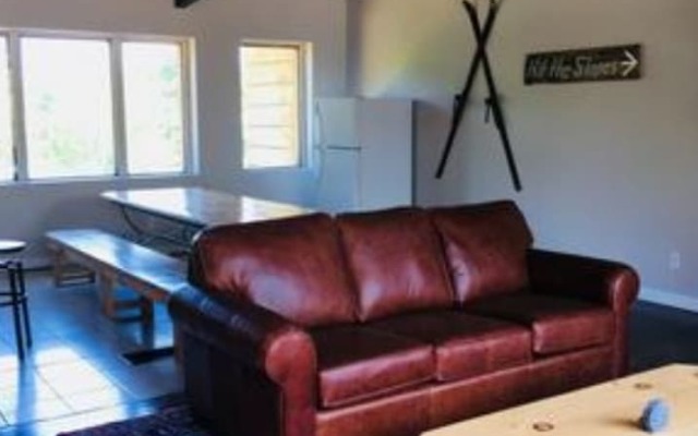 6 Bed Blue Mountain Chalet with Hot Tub 8