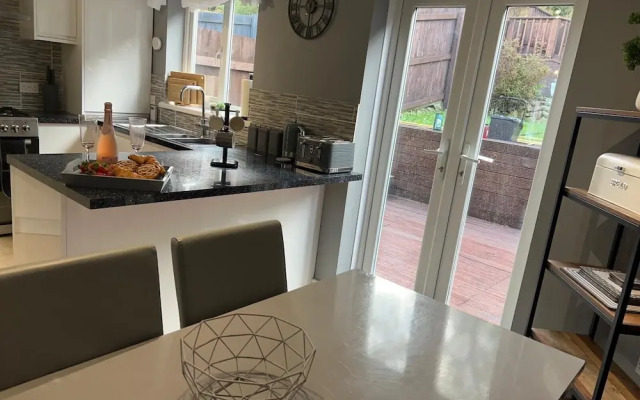 Luxury 4 bed House Sleeps 8, Enjoy in Comfort