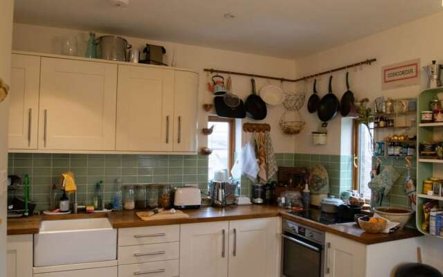 Unique 3 Bedroom Water Tower Home Close To Tube