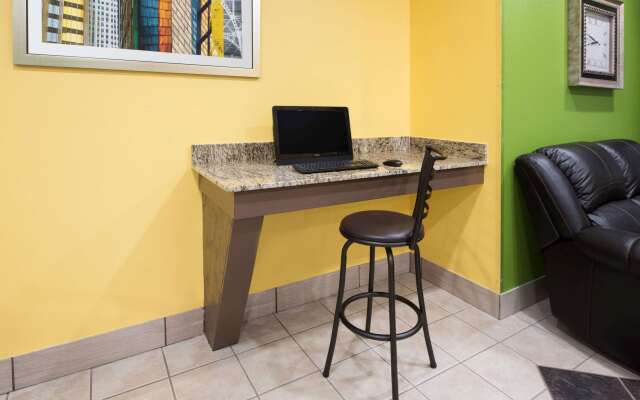 Microtel Inn & Suites by Wyndham Rogers