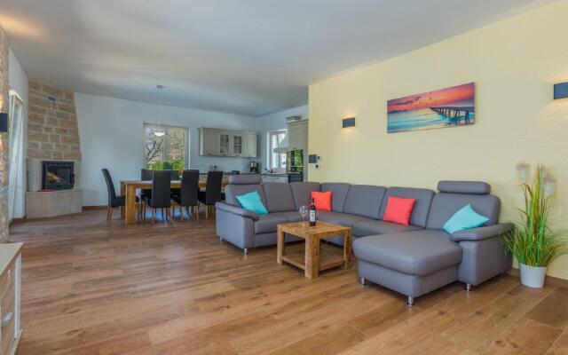 Sea-view Villa in Kaštelir with Private Pool, Terrace