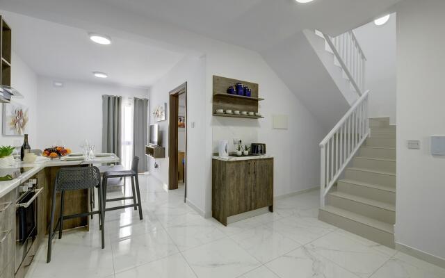 Chic 2BR Penthouse Steps From the Promenade