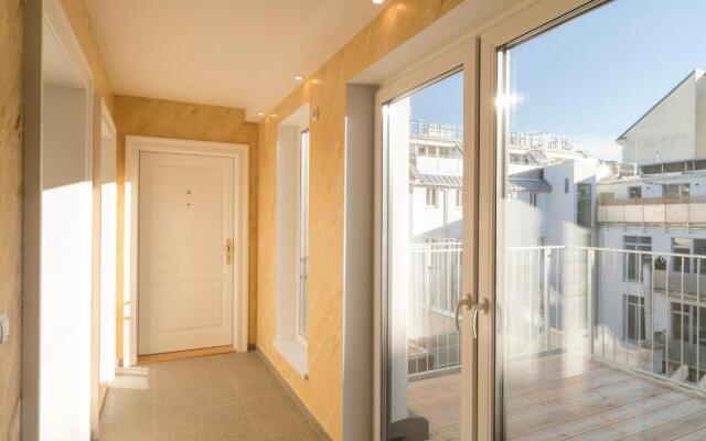 Red Monkey Vienna Apartment by ichbucheAT