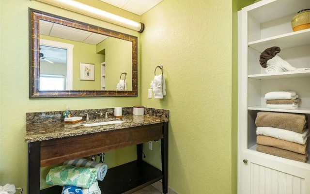 Harbourside 7716- Splash On The Rocks