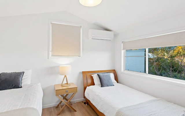 Island View - 80 Lentara St - Large Family Home, Pool, WIFI and Sweeping Views of Fingal – Guest Rooms – Fingal Bay