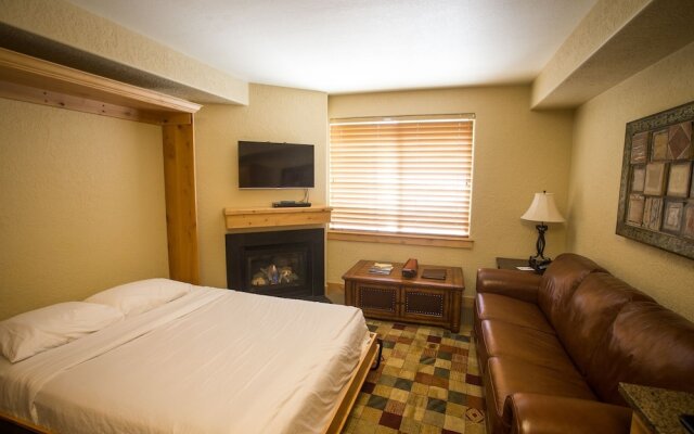 Enormous Condo with Stunning Mountain Views by RedAwning - Save 20% on 7+ Nights!