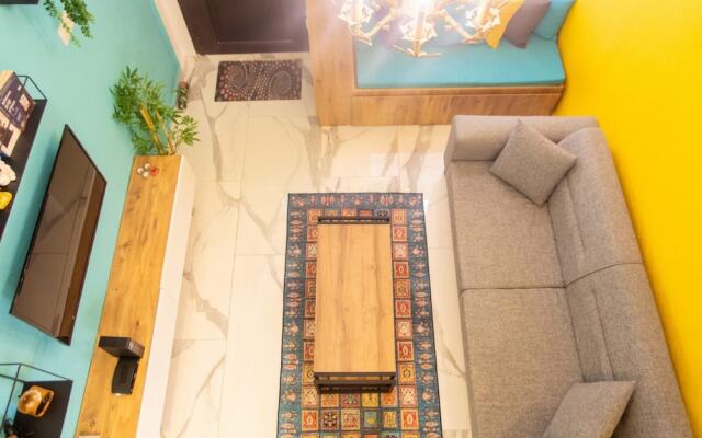 Central and Colorful Studio Flat in Alsancak