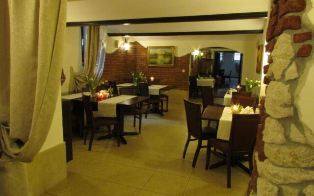 Dworek Złoty Róg Hotel i Restauracja