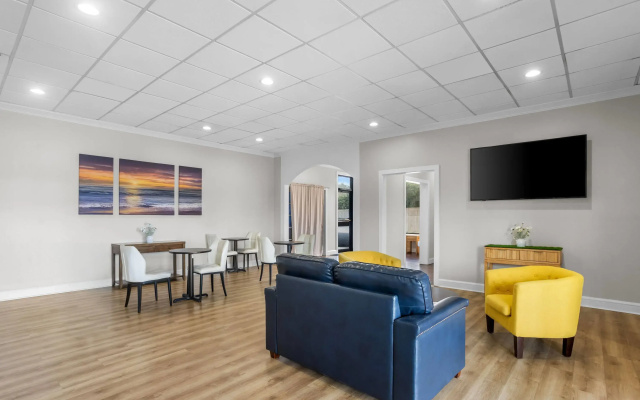 Days Inn by Wyndham Adel I-75
