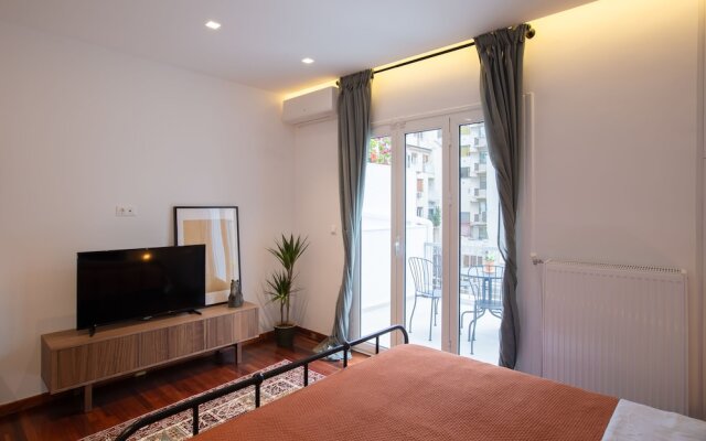 Phaedrus Living: City Luxury Flat Mavromichali