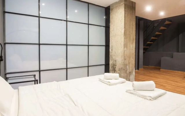Modern Industrial Apt In Neos Kosmos