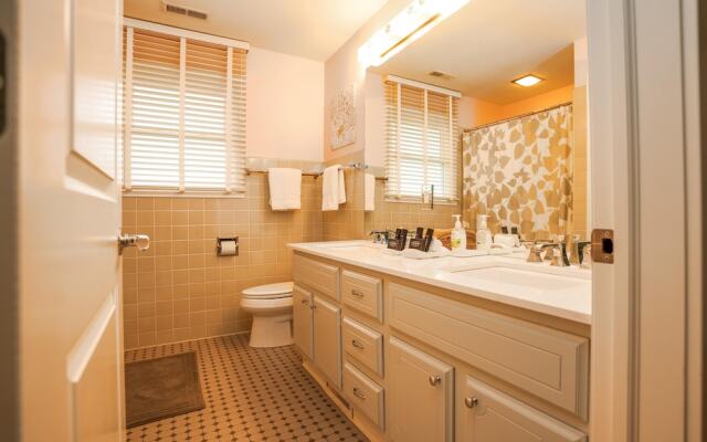 The Doctors Inn Lake Geneva Escape for 8!