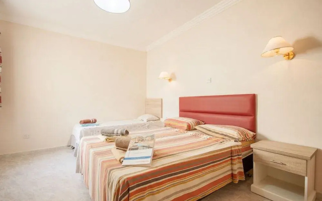 Pool and Sea, Penthouse Merill Apart 7