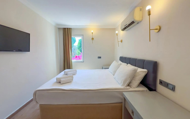 Moonshine Hotel & Suites
