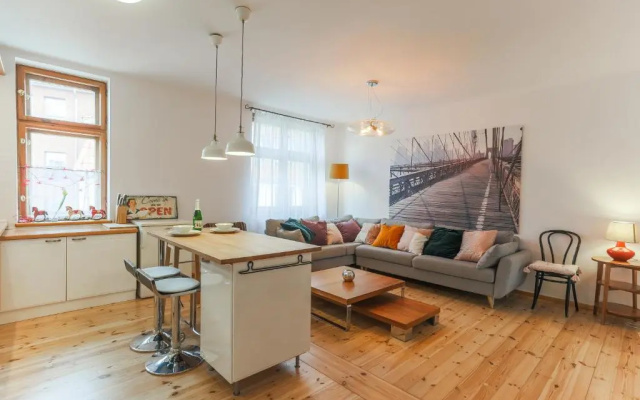 Spacious Sunny Apartment in Oldtown