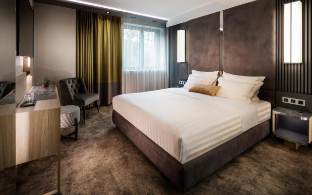 -- ESTE PARK HOTEL -- part of Urban Chic Luxury Design Hotels - open since October 2022 - Parking - Compliments - next to Shopping & Dining - Mall Plovdiv