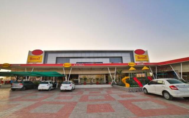 OYO 28294 Hotel Milan Food Court