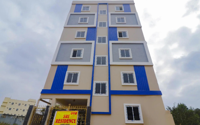 Oyo Flagship 76370 Sri Residency