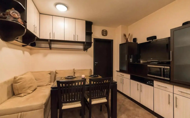 Charming, Fully-furnished, 2-bedroom apartment