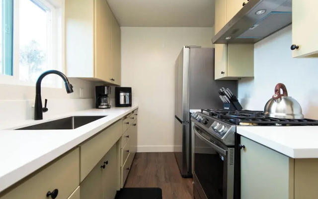 Wonderful 2-BR Apt Near Dodger