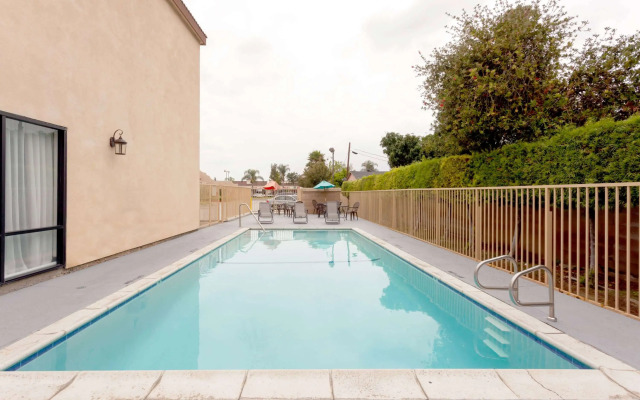 Howard Johnson Hotel & Suites by Wyndham Pico Rivera