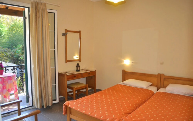 Holiday Studio Apartments Yannis on Agios Gordios Beach in Corfu