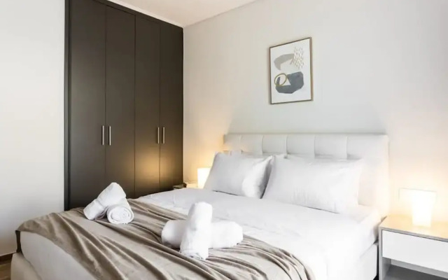 Spacious and Sunlit Seaside Flat