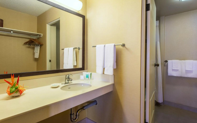 Hilo Hawaiian Hotel, Trademark Collection by Wyndham