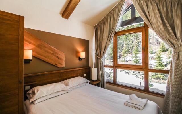 Charming 6th-floor 2-bedroom apartment with fireplace