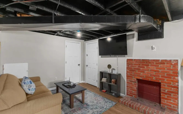 Broadmoor Bungalow - Unit B