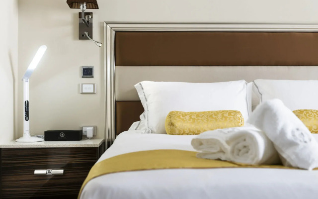 Swan River Hotel