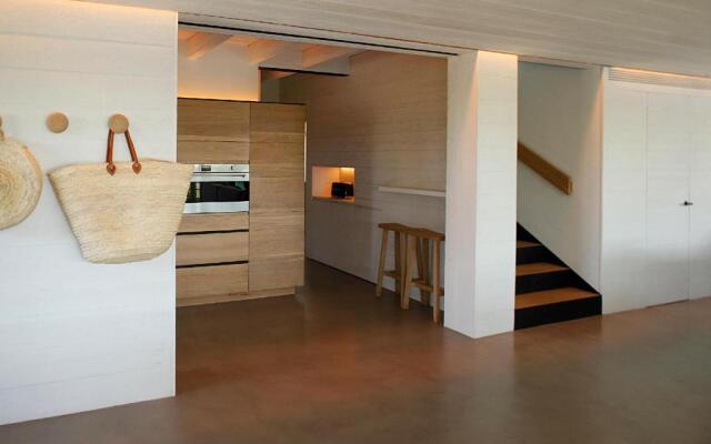 FridaysFlats, Beautiful Villa With Pool