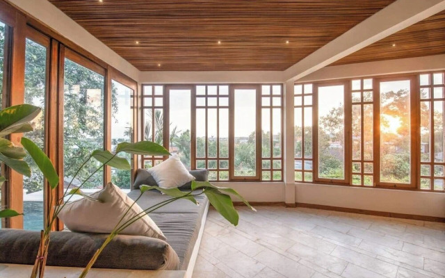 Stunning 2-br Penthouse With View, 800m to Beach