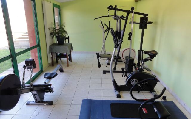 Hôtel-Restaurant La Crèche et sa piscine intérieure - Logis Hôtels