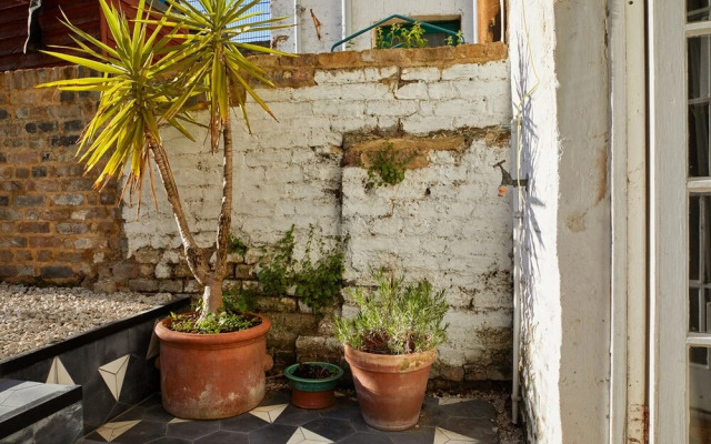 JOIVY Stylish 2-Bed House W/ Private Garden In Hackney