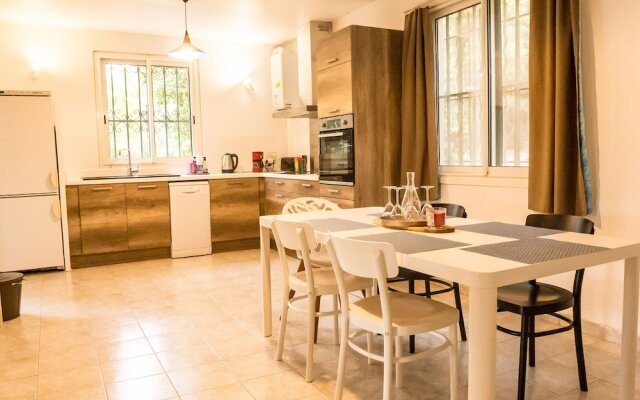 Charming Hunting Lodge near Loupian with garden