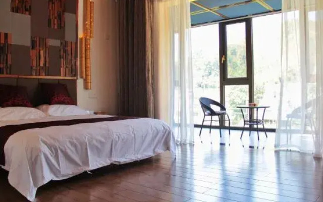 Anji Yunshang Grassland Jinshuiloutai Homestay