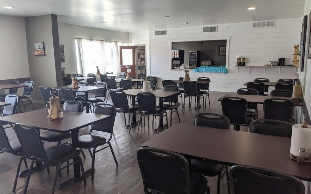 Roadhouse 52 Inn & Suites