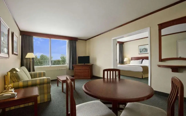 Travelodge Hotel by Wyndham Montreal Airport