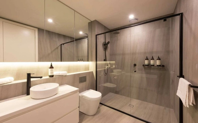 Luxe 3 Bedroom Apartment With Parking