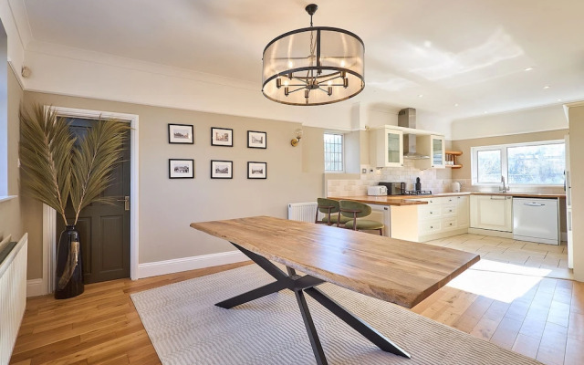 Host Stay Louvaine House
