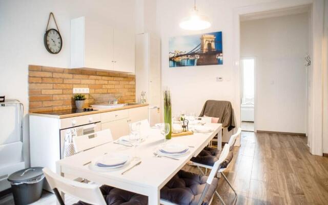 Comfy, renewed 3 bedroom apt in center