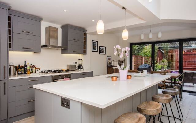 3 Bedroom Home With Skylight and Garden