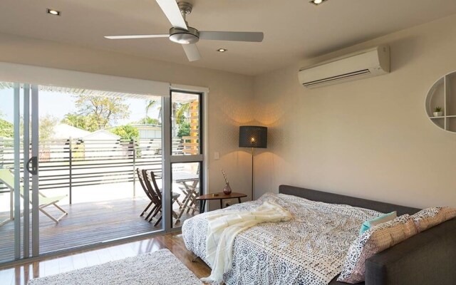 New Designer Home + Parking + Close to Airport
