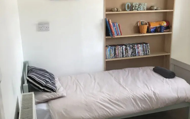 3 bed Bungalow minutes from the beach