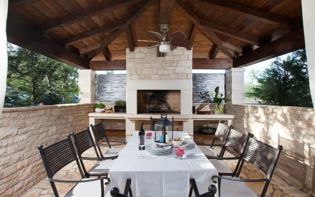 Beautiful, attractive villa with private pool, covered terrace, Porec 7 km