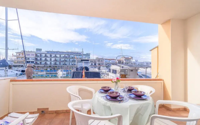 Apartment in Empuriabrava Near Sandy Beach